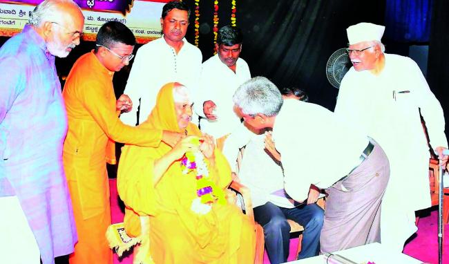 ದೇಶಿಕೇಂದ್ರ ಮಹಾಸ್ವಾಮಿಜಿ ಅವರನ್ನು ಭೇಟಿ ಮಾಡಿ, ಮಾಲಾರೆ​‍್ಣ