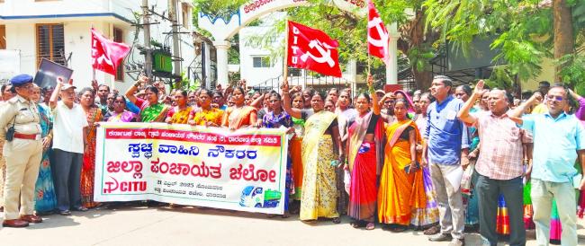 ನೌಕರರೆಂದು ಪರಿಗಣಿಸಿ ಕನಿಷ್ಟ ವೇತನ ಜಾರಿಗೆ ಒತ್ತಾಯ ಸ್ವಚ್ಛವಾಹಿನಿ ನೌಕರರ ಪ್ರತಿಭಟನೆ 