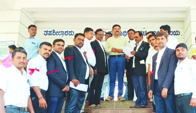 ವಕೀಲರ ಮೇಲೆ ಹಲ್ಲೆ: ಕ್ರಮಕ್ಕೆ ಆಗ್ರಹ