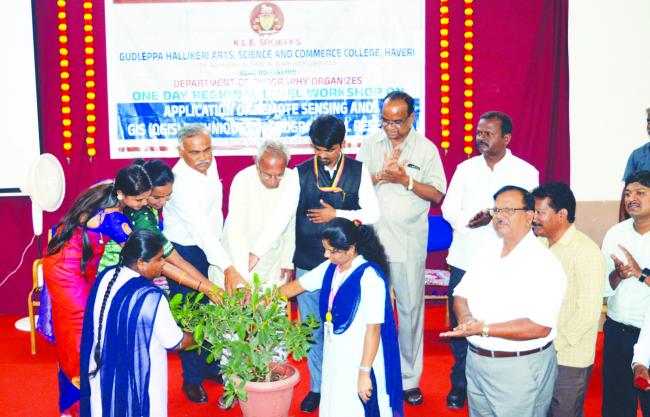 ತಾಂತ್ರಿಕ ಮತ್ತು ಯಾಂತ್ರಿಕ ಜಗತ್ತಿನಲ್ಲಿ ಎಚ್ಚರಿಕೆ ಅಗತ್ಯ- ಪ್ರೊ.ಸುರೇಶ್ ಲಮಾಣಿ 