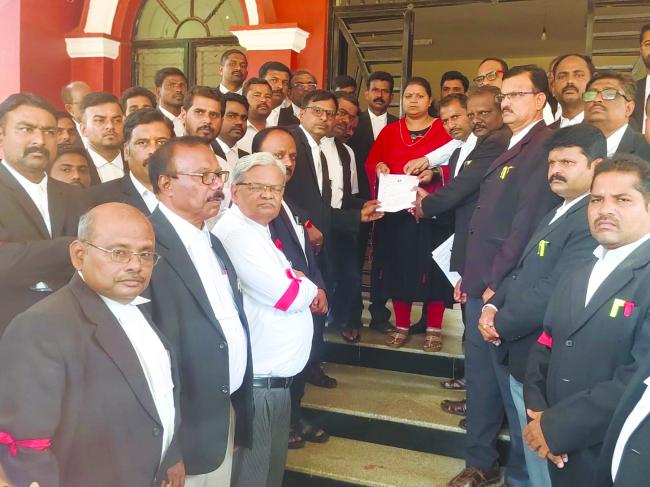 ಸದಾಶಿವ ರೆಡ್ಡಿ ಮೇಲಿನ ಹಲ್ಲೆ ಖಂಡಿಸಿ ವಕೀಲರಿಂದ ಮೌನ ಪ್ರತಿಭಟನೆ 