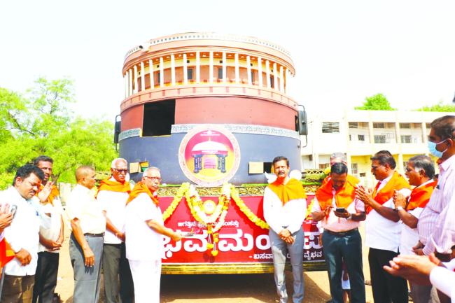 ಬಳ್ಳಾರಿ: ಅನುಭವ ಮಂಟಪ-ಬಸವಾದಿ ಶರಣರ ವೈಭವ ರಥಯಾತ್ರೆ ಆಗಮನ 