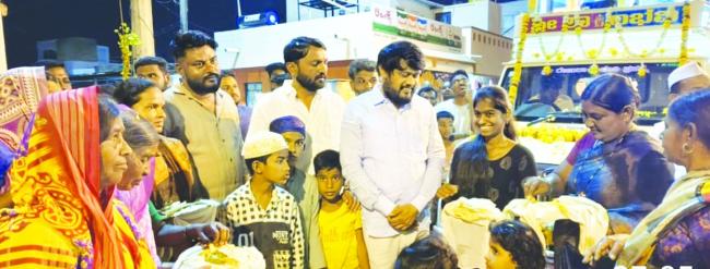 ಗದಗ ರಾಧಾಕೃಷ್ಣ ನಗರದಲ್ಲಿ ಸಮಾನತೆಯ ರಥಯಾತ್ರೆಗೆ ಹೂಮಳೆ ಸ್ವಾಗತ 