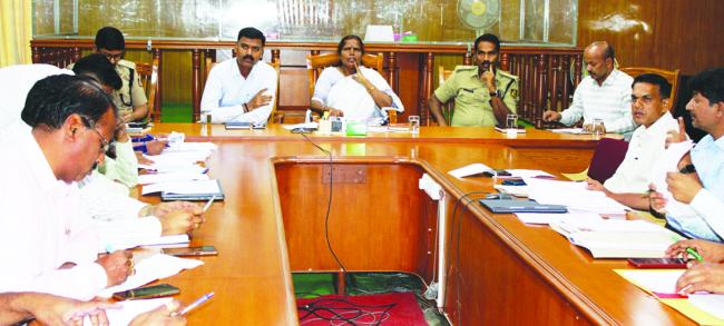 ರೈತರ ಕಬ್ಬಿನ ಬಾಕಿ ಬಿಲ್ ಪಾವತಿಗೆ ಗುಡುವು : ಡಿಸಿ 