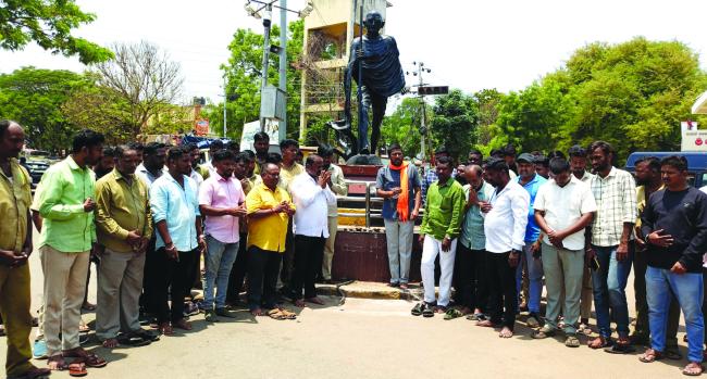 ಭಯೋತ್ಪಾಧಕರಿಗೆ ತಕ್ಕ ಪ್ರತ್ಯುತರ ನೀಡಬೇಕು ಅದು ಯುದ್ಧ ಸಾರುವ ಮೂಲಕವಾದರೂ ಸರಿ: ರಾಜು ಖಾನಪ್ಪನವರ