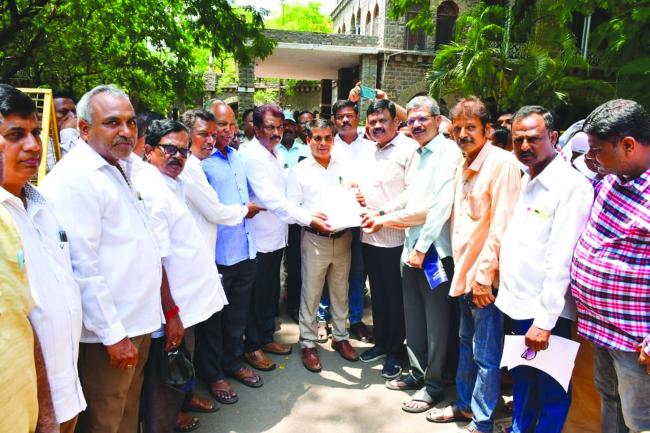 ಕೈಮಗ್ಗ ಮತ್ತು ಜವಳಿ ಇಲಾಖೆಯ ಜಂಟಿ ನಿರ್ದೇಶಕರ ಕಚೇರಿ ಸ್ಥಳಾಂತರ ವಿರೋಧಿಸಿ ಪ್ರತಿಭಟನೆ  