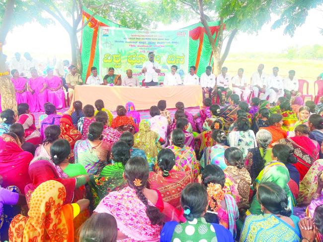 ಶ್ರಮಿಕ ವರ್ಗದಿಂದಲೇ ಭೂಮಿಯ ಉಳಿವು ಸಾಧ್ಯ: ನ್ಯಾ ಮಹಾಂತೇಶ್ ದರಗದ 