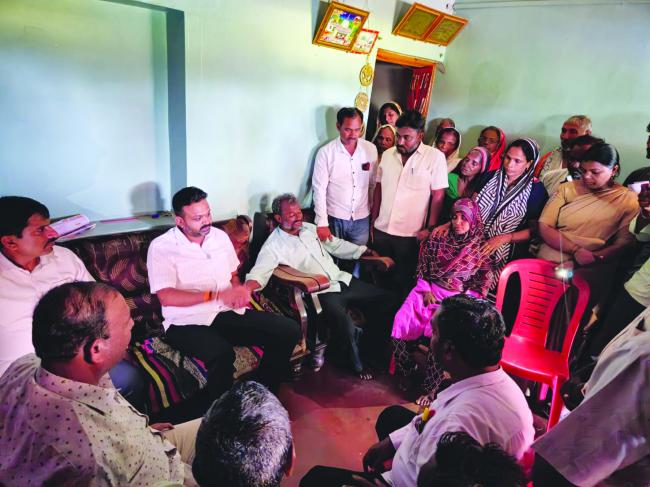 ಮೃತ ಬಾಲಕಿಯ ಮನೆಗೆ ಎಂಎಲ್ಸಿ ಚನ್ನರಾಜ ಹಟ್ಟಿಹೊಳಿ ಭೇಟಿ