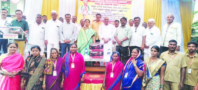 ಮಹಿಳೆಯರು ಸ್ವಾವಲಂಬಿ ಜೀವನ ನಡೆಸುವಂತಾಗಲಿ: ರಾಜು ಕಾಗೆ 