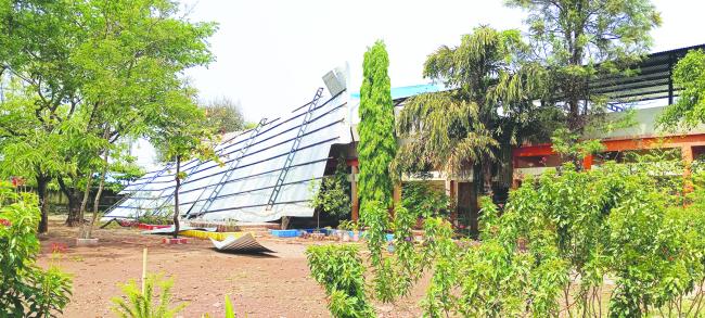 ಬಿರುಗಾಳಿ ಮಳೆಗೆ ಶಾಲೆಯ ಮೇಲಚ್ವಾವಣಿ ವಿದ್ಯುತ್ ಕಂಬ ಧರಾಶಾಹಿ..! 