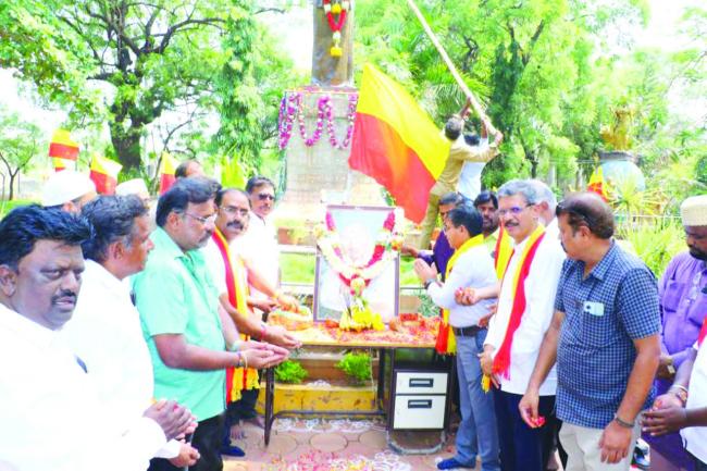 ಬಳ್ಳಾರಿ: ಡಾ.ರಾಜ್‌ಕುಮಾರ್ ಜನ್ಮದಿನಾಚರಣೆಯ ಅಂಗವಾಗಿ ಗಣ್ಯರಿಂದ ಪುಷ್ಪನಮನ 