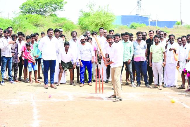 ಮೆಟ್ರಿ ಪ್ರೀಮಿಯರ್ ಲೀಗ್ ಗೆ ಶಾಸಕ ಜೆ.ಎನ್‌.ಗಣೇಶರಿಂದ ಚಾಲನೆ  ಕಂಪ್ಲಿ 24: ತಾಲೂಕಿನ ಮೆಟ್ರಿ ಗ್ರಾಮದಲ್ಲಿಬಳ್ಳಾರಿ ಜಿಲ್ಲಾ ವೀರಶೈವ ಮಹಾಸಭಾದ ಜಿಲ್ಲಾಧ್ಯಕ್ಷ ಮತ್ತು ಪ್ರಾಥಮಿಕ ಕೃಷಿ ಪತ್ತಿನ ಸಹಕಾರ ಸಂಘದ ಅಧ್ಯಕ್ಷಹೊಸಕೋಟೆ ಜಗದೀಶ ನೇತೃತ್ವದಲ್ಲಿ ಬಸವ ಜಯಂತಿ ಪ್ರಯುಕ್ತ ಮೆಟ್ರಿ ಪ್ರೀಮಿಯರ್ ಲೀಗ್‌-5ರ ಕ್ರಿಕೆಟ್ ಪಂದ್ಯಾವಳಿ ಗುರುವಾರ ಆಯೋಜಿಸಲಾಗಿತ್ತು.ಶಾಸಕ ಜೆ.ಎನ್‌.ಗಣೇಶ ಚಾಲನೆ ನೀಡಿ ಮಾತನಾಡಿ,   ಕಂಪ್ಲಿ ತಾಲೂಕಿನಲ್ಲಿ ಸರ್ಕಾರಿ ಜಾಗ ದೊರೆತರೆ, ಕ್ರೀಡಾಪಟುಗಳಿಗಾಗಿ ತಾಲೂಕು ಕ್ರೀ