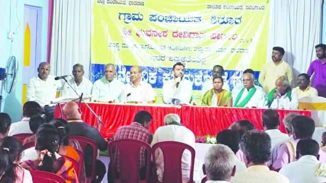 ಶಿರೂರ ಗ್ರಾಮದಲ್ಲಿ ಸಾರ್ವಜನಿಕರ ಅಹವಾಲು ಸ್ವೀಕರಿಸಿ, ವಿವಿಧ ಅಭಿವೃದ್ಧಿ ಕಾಮಗಾರಿಗಳನ್ನು ಪರೀಶೀಲಿಸಿದ ಜಿಲ್ಲಾ ಪಂಚಾಯತ ಸಿಇಓ ಭುವನೇಶ ಪಾಟೀಲ 