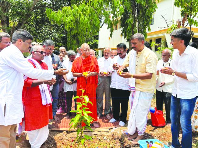 ಪರಮ ಪೂಜ್ಯ ಶ್ರೀ ಗೋವಿಂದದೇವ ಗುರುಜಿ ಮಹಾರಾಜರ ಆಶೀರ್ವಾದ ಪಡೆದ ಮಾಜಿ ಶಾಸಕ ಅನಿಲ ಬೆನಕೆ  