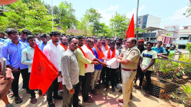 ಮುಂಡಗೋಡಿನಲ್ಲಿ ಗೋ ಹತ್ಯೆ ಖಂಡಿಸಿ  ಹಿಂದೂ ಸಂಘಟನೆಗಳಿಂದ ಪ್ರತಿಭಟನೆ