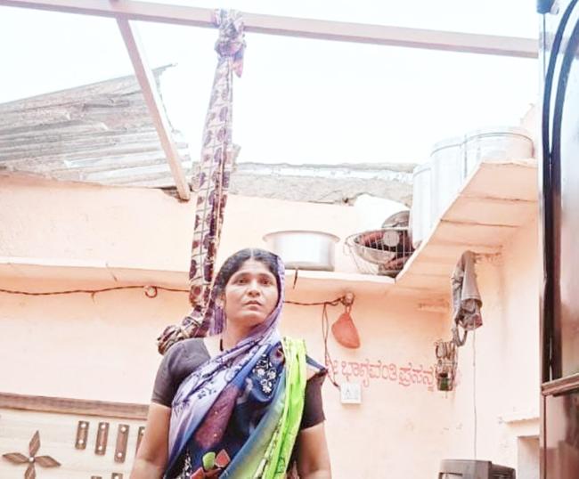 ಭಾರೀ ಗಾಳಿ, ಮಳೆಗೆ ಹಾರಿಹೋದ ಮನೆ ಮೇಲ್ಛಾವಣಿ