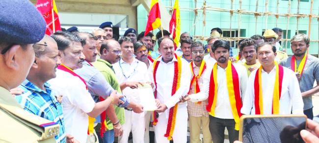 ರೈಲ್ವೆ ಟಿಕೆಟ್ ಕಲೆಕ್ಟರ್ ಅಮಾನತ್ತುಗೊಳಿಸಲು ಕರವೇ ಪ್ರತಿಭಟಿಸಿ ಮನವಿ  