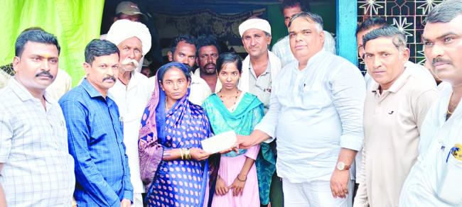 ಕುರಿಗಾಹಿ ಕುಟುಂಬಕ್ಕೆ 4 ಲಕ್ಷ ಪಹಿಹಾರ ಚೆಕ್ ಶಾಸಕ ವಿತರಣೆ