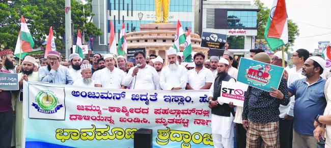 ಮೃತ ಪಟ್ಟ ನಾಗರೀಕರಿಗೆ ಮೆಣದ ಬತ್ತಿ ಹಚ್ಚುವ ಮೂಲಕ ಭಾವಪೂರ್ಣ ಶದ್ರಾಂಜಲಿ ಸಲ್ಲಿಕೆ