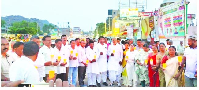 ಉಗ್ರರ ದಾಳಿಯಲ್ಲಿ ಮೃತ ಪಟ್ಟವರ ಬಗ್ಗೆ ಜಿಲ್ಲಾ ಕಾಂಗ್ರೆಸ್ ಸಮಿತಿ ಯಿಂದ ಶ್ರದ್ಧಾಂಜಲಿ ಸಲ್ಲಿಕೆ  