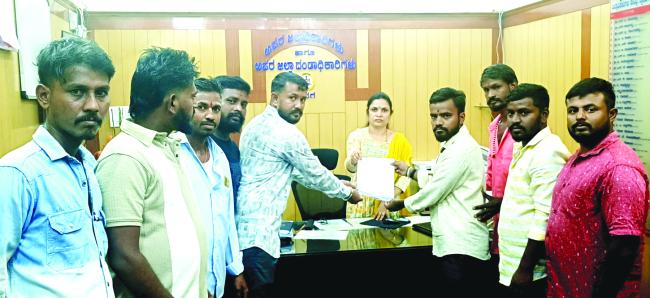 ಸಾರ್ವಜನಿಕ ರಸ್ತೆಯಲ್ಲಿ ಅನಧಿಕೃತ ಹಾಗೂ ತಾತ್ಕಾಲಿಕವಾಗಿ ನಿರ್ಮಾಣಗೊಂಡಿರುವ ಮಾರಾಟ ಮಳಿಗೆ ಶೀಘ್ರವೇ ತೆರವುಗೊಳ್ಳಿಸಿ - ಉದ್ಯೋಗ ಸೇನಾ 