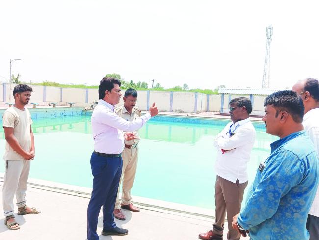 ಈಜುಕೊಳದಲ್ಲಿ ಮೃತಪಟ್ಟ ಬಾಲಕ ಕುಟುಂಬಕ್ಕೆ ಸಾಂತ್ವನ   ಘಟನಾ ಸ್ಥಳಕ್ಕೆ ರಾಜ್ಯ ಮಕ್ಕಳ ಹಕ್ಕುಗಳ ರಕ್ಷಣಾ ಆಯೋಗದ ಸದಸ್ಯರ ಭೇಟಿ: ಪರೀಶೀಲನೆ 