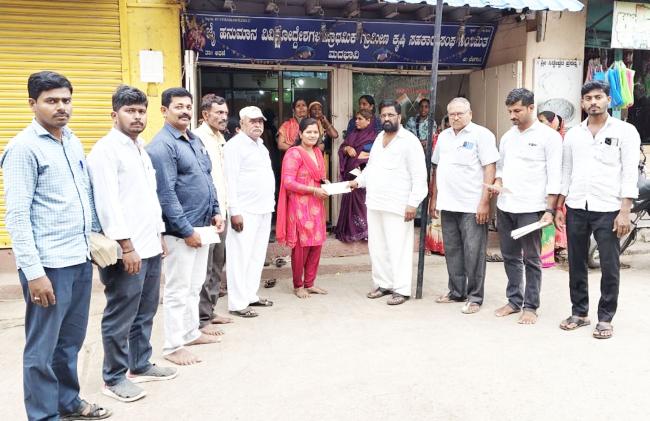 ವಿವಿಧ ಸ್ವಸಹಾಯ ಸಂಘಕ್ಕೆ 5ಲಕ್ಷ ರೂ ಸಾಲದ ಚೆಕ್ ವಿತರಸಿ 