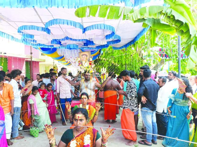 ಸಂಭ್ರಮದ ಕಾಳಮ್ಮ ದೇವಿ ಮಹೋತ್ಸವ : ವಿಶಿಷ್ಟ ಹರಕೆ ತೀರಿಸಿದ ಭಕ್ತರು : ಮೈಜುಮ್ ಎನಿಸಿದ ಹರಕೆ 