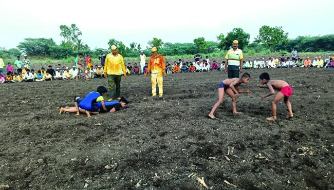‘ಸಿದ್ದೇಶ್ವರ ಜಾತ್ರೆಯಲ್ಲಿ ಕುಸ್ತಿ ಸ್ಪರ್ಧೆ’ 