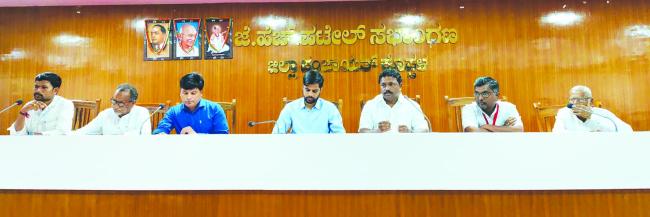 vಜಿಲ್ಲಾ ಗ್ಯಾರಂಟಿ ಯೋಜನೆಗಳ ಅನುಷ್ಠಾನ ಪ್ರಗತಿ ಪರೀಶೀಲನಾ ಸಭೆ ಮುಂಬರುವ ದಿನಗಳಲ್ಲಿ ಹೋಬಳಿ ಮಟ್ಟದ ಗ್ಯಾರಂಟಿ  ಯೋಜನೆಗಳ ಫಲಾನುಭವಿಗಳ ಸಮ್ಮೇಳನ - ರೆಡ್ಡಿ ಶ್ರೀನಿವಾಸ 