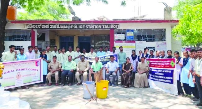 ಪೊಲೀಸ್ ಠಾಣೆಯಲ್ಲಿ ವಿದ್ಯಾರ್ಥಿಗಳಿಂದ ಶ್ರಮದಾನ ಕಾರ್ಯಕ್ರಮ  