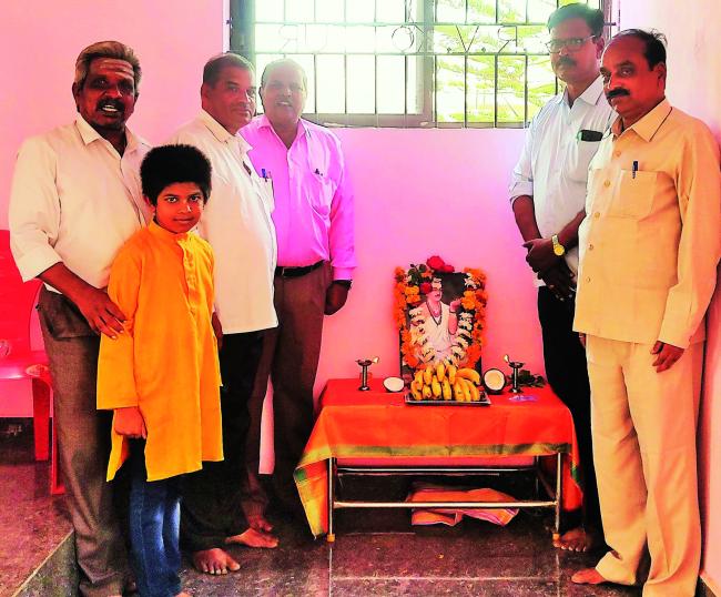  ಜಗಜ್ಯೋತಿ ಬಸವೇಶ್ವರ ಅವರ ಭಾವಚಿತ್ರಕ್ಕೆ  ಮಾಲಾರ್ಪಣೆ