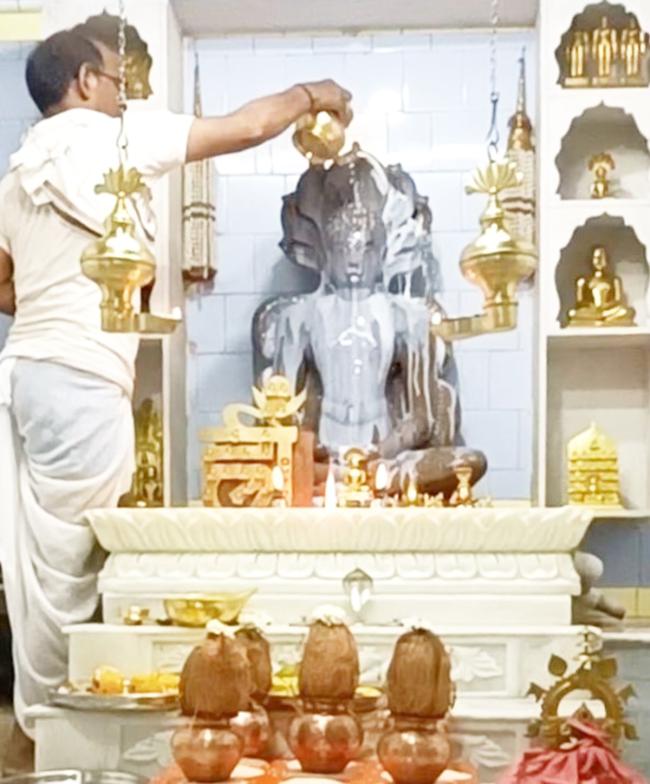 1008 ದಿಗಂಬರ ಜೈನ ಮಂದಿರದಲ್ಲಿ ಕಬ್ಬಿನ ಹಾಲಿನ ಅಭಿಷೇಕ 