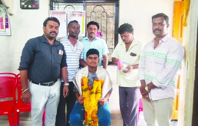 ಎಸ್‌ಎಸ್‌ಎಲ್‌ಸಿ ಪರೀಕ್ಷೆಯಲ್ಲಿ ಸಾಧನೆ: ಸಿದ್ದೇಶ ನವಲಗಟ್ಟಿಗೆ ಸನ್ಮಾನ 