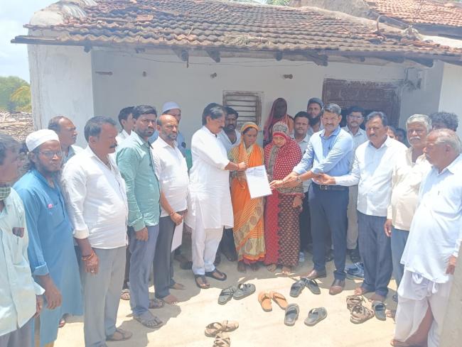 ಸಿಡಿಲು ಬಡಿದು ಮೃತಪಟ್ಟ  ಕುಟುಂಬಕ್ಕೆ 5 ಲಕ್ಷ ರೂ ಪರಿಹಾರ ವಿತರಿಸಿದ ಶಾಸಕ ಬಾಬಾಸಾಹೇಬ ಪಾಟೀಲ 