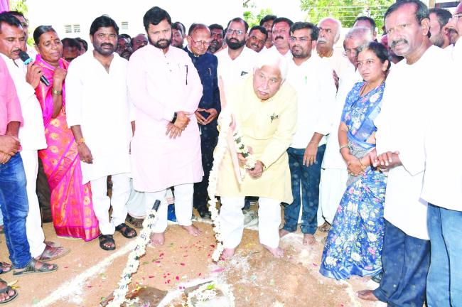 ಜಿಲ್ಲಾ ಉಸ್ತುವಾರಿ ಸಚಿವರಿಂದ ಡಾ.ಬಿ.ಆರ್‌.ಅಂಬೇಡ್ಕರ ಭವನದ ಭೂಮಿ ಪೂಜೆ  