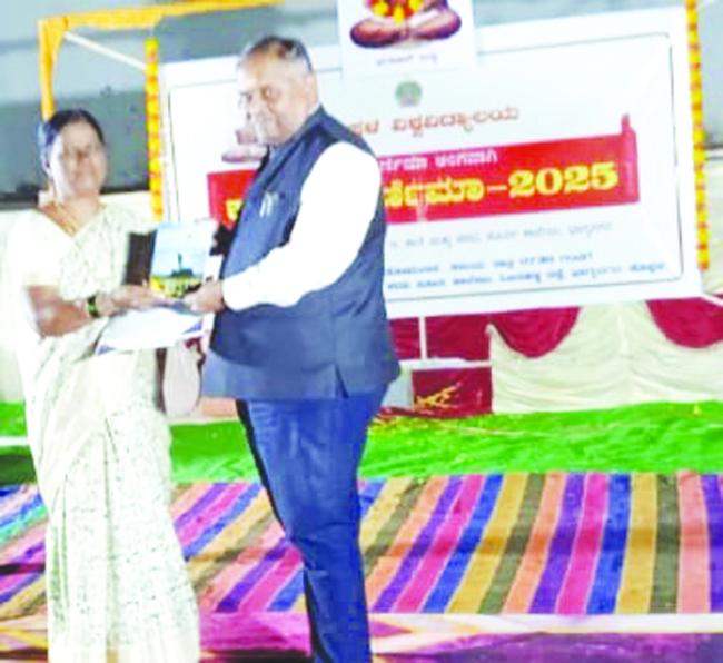 ಅನ್ನಪೂರ್ಣಮ್ಮ ಮನ್ನಾಪುರಗೆ ಪ್ರಶಸ್ತಿ ಪತ್ರ ವಿತರಣೆ