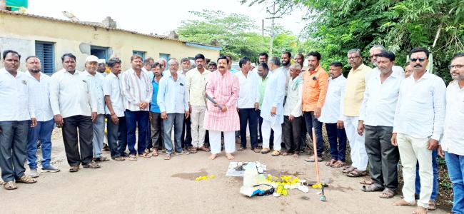 ರಸ್ತೆ ಕಾಮಗಾರಿಗೆ ಶಾಸಕ ಡಿ.ಎಮ್‌.ಐಹೊಳೆ ಚಾಲನೆ 