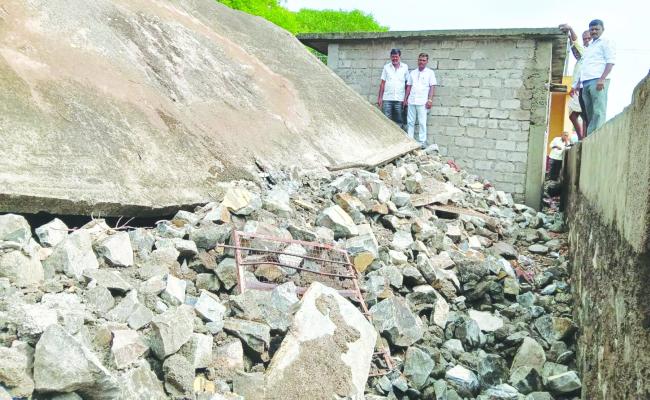 ಮಳೆಗೆ ಕೆರೂಟಗಿ ತಾಂಡಾ ಶಾಲಾ ಕೊಠಡಿ ಕುಸಿತ 