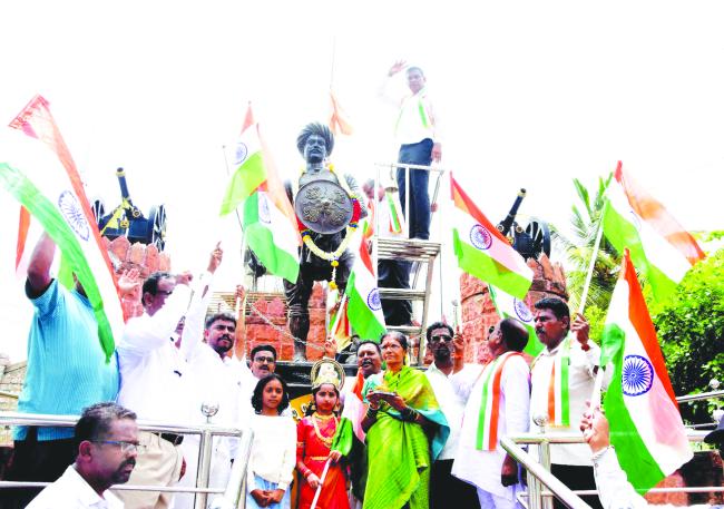 ನಮ್ಮ ದೇಶದಲ್ಲಿದ್ದು ಪಾಕಿಸ್ತಾನಕ್ಕೆ ಮಾಹಿತಿ ನೀಡುವ ಪಾಪಿಗಳಿಗೆ ಮೊದಲು ಗುಂಡು ಹೊಡೆಯಬೇಕಾಗಿದೆ:   ಮಲ್ಲಿಕಾರ್ಜುನ ಶಿವಾಚಾರ್ಯ ಸ್ವಾಮೀಜಿ