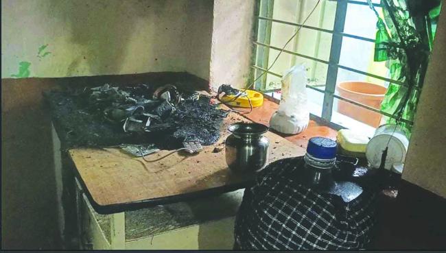 ವಿದ್ಯುತ್ ಅವಘಡ : ಸುಟ್ಟು ಕರಕಲವಾದ ಟಿವಿ, ಮೊಬೈಲ್ ಸೇರಿ ಎಲೆಕ್ಟ್ರಿಕಲ್ 