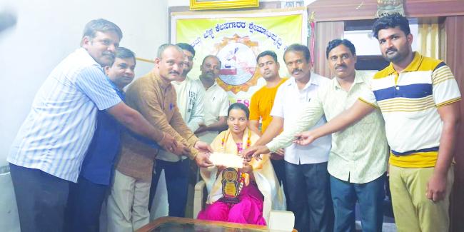 ಎಸ್ ಎಸ್ ಎಲ್ ಸಿ ಯಲ್ಲಿ  ಹೆಚ್ಚು ಅಂಕ ಪಡೆದ ವಿದ್ಯಾರ್ಥಿಗಳಿಗೆ ಸನ್ಮಾನ  