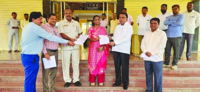 ಸ್ನಾತಕೋತ್ತರ ಶಿಕ್ಷಕರು ಹಲವು ಬೇಡಿಕೆಗೆ ಸತ್ಯಾಗ್ರಹ 