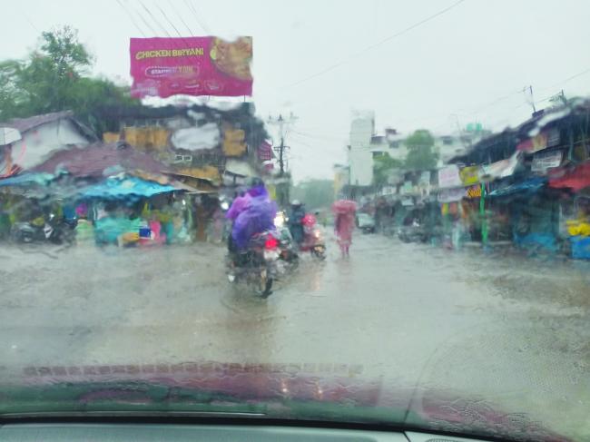 ಉತ್ತರ ಕನ್ನಡ ಜಿಲ್ಲೆಯಲ್ಲಿ ರಭಸರಮಳೆ:ಅಲ್ಲಿಲ್ಲಿ ರಸ್ತೆ ಜಲಾವೃತ ಕುಮಟಾ ಶಿರಸಿ ಮಧ್ಯೆ ದೇವಿಮನೆ ಘಟ್ಟದಲ್ಲಿ ಗುಡ್ಡ ಕುಸಿತ 