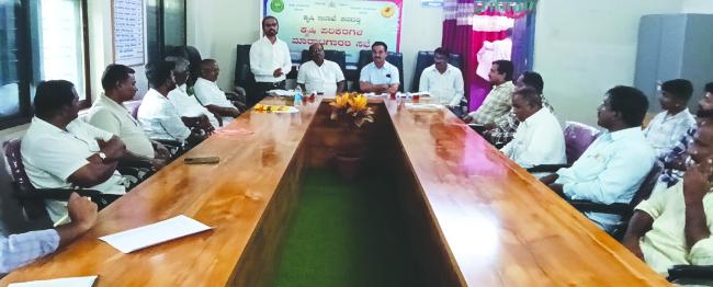 ರೈತರಿಗೆ ಸಕಾಲಕ್ಕೆ ಕೃಷಿ ಪರಿಕರ ವಿತರಿಸಿ 