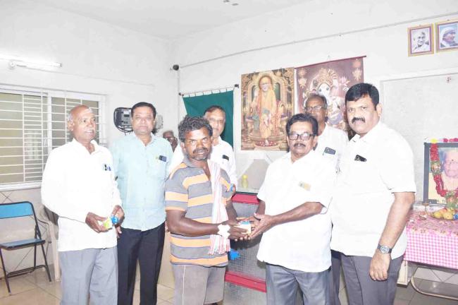 ತಿಮ್ಮಪ್ಪ ಅವರ ಪುಣ್ಯಸ್ಮರಣೆ ಅಂಗವಾಗಿ ಬಿಸ್ಕೇಟ್, ಹಾಲು - ಹಣ್ಣುಗಳನ್ನು ವಿತರಣೆ  