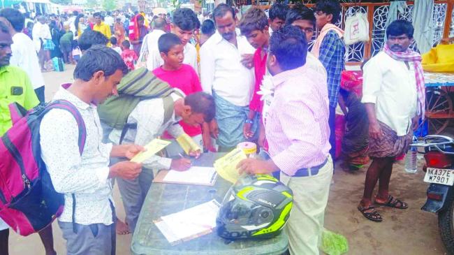 ಸರ್ಕಾರಿ ಶಾಲೆಗಳು ಮುಚ್ಚುವ ಆತಂಕ: ಉಳಿವಿಗಾಗಿ ಜಾತ್ರೆಯಲ್ಲಿ ಸಹಿ ಸಂಗ್ರಹ 