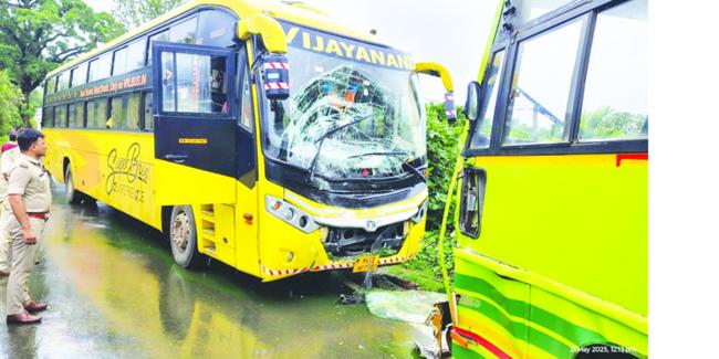 ಬಸ್ಸುಗಳ ನಡುವೆ ಮುಖಾ ಮುಖಿ ಡಿಕ್ಕಿ: 20ಕ್ಕೂ ಹೆಚ್ಚು ಪ್ರಯಾಣಿಕರಿಗೆ ಗಂಭೀರ ಗಾಯ    