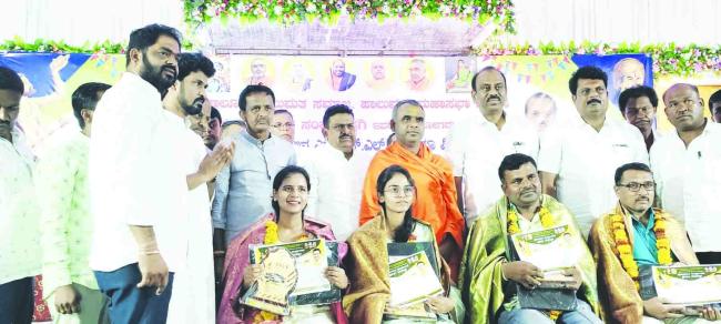 ಪ್ರತಿಭಾವಂತ ವಿದ್ಯಾರ್ಥಿಗಳಿಗೆ ಪ್ರತಿಭಾ ಪುರಸ್ಕಾರ  