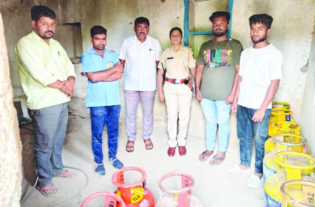 ಆಹಾರ ಇಲಾಖೆ ದಾಳಿ : ಅಕ್ರಮವಾಗಿ ಬಳಸುತ್ತಿದ್ದ ಸಿಲಿಂಡರ್‌ಗಳ ಜಪ್ತಿ 